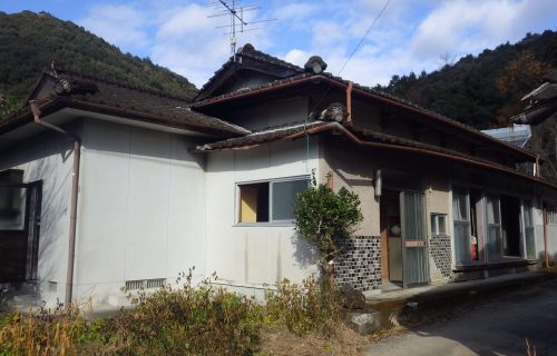 広い土地と古民家風の住宅をお探しの方へ朗報です！